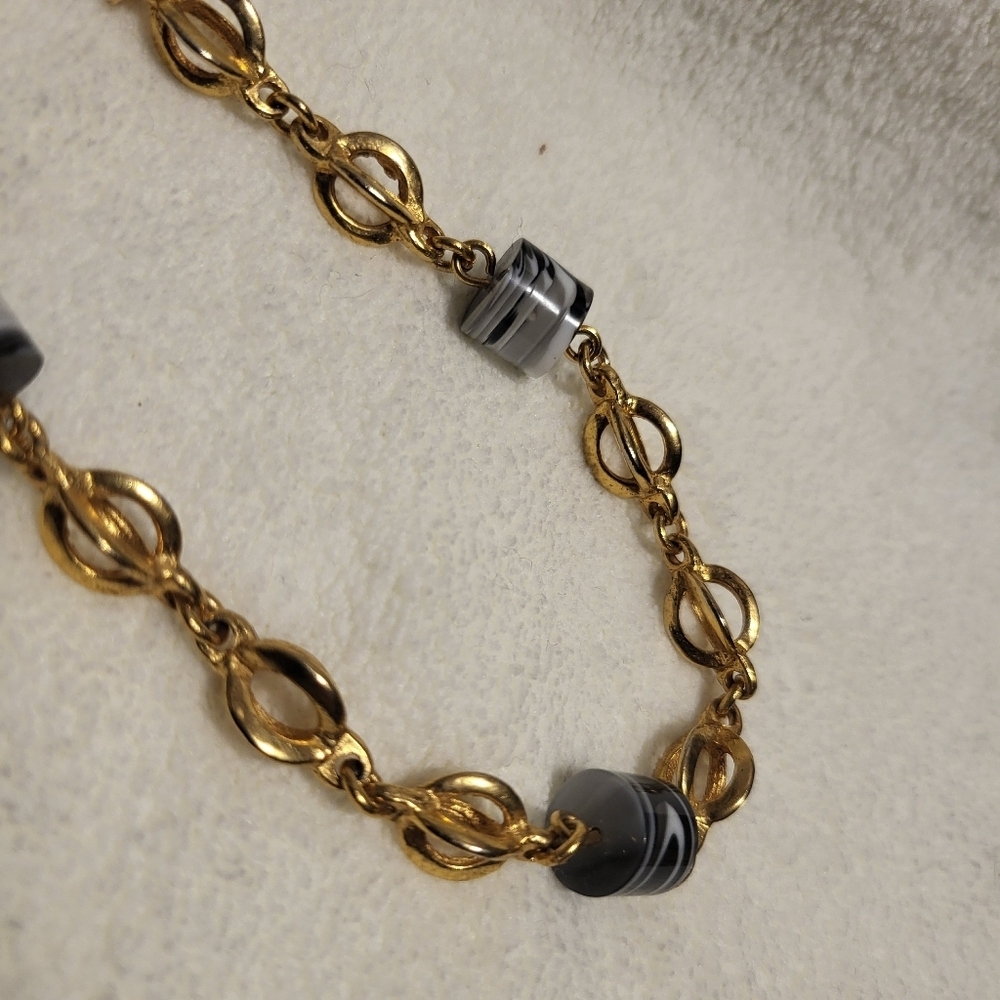 GOLD TONE AND GLASS BEAD NECKLACE - Picture 3 of 4